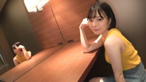 【敏感すぎる】風で感じる24歳ウエイトレス、今日は外？ナカ？気まぐれおま◯こを徹底検証！